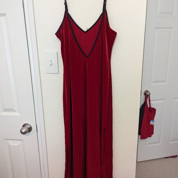 Red velvet dress. - Picture 9 of 9
